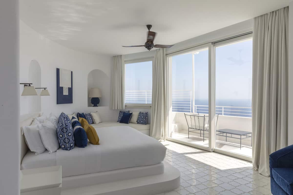 FURORE CORNER SUITE