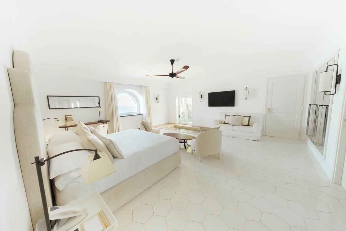 Luxury Deluxe Terrace | Sengetøy av topp kvalitet, dundyner, minibar og safe på rommet