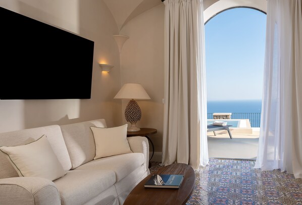 Signature Suite Pool | Living area | 46-inch Smart TV with satellite channels, TV - Furore Grand Hotel (Furore)