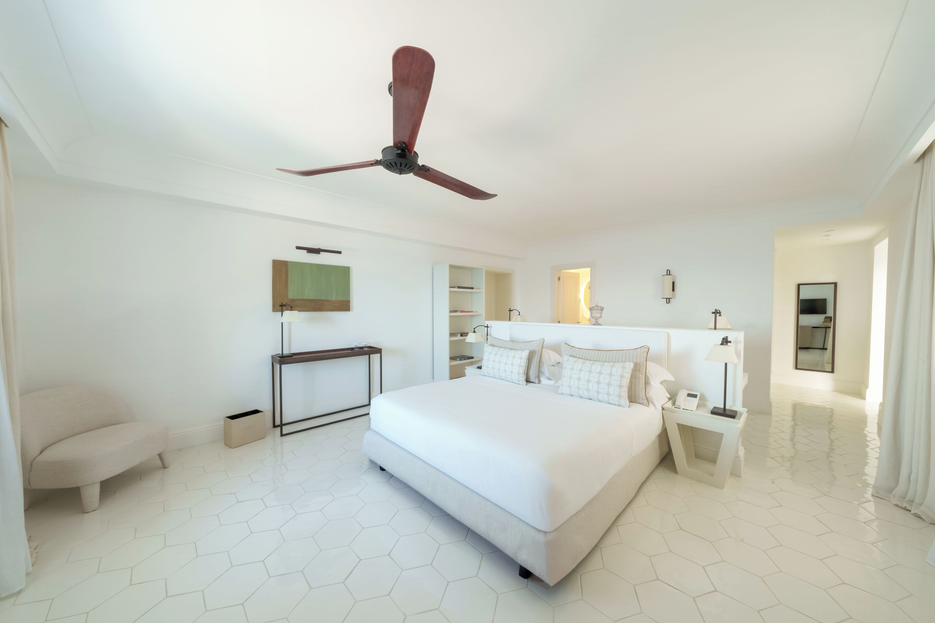 Chambre Luxe, 1 grand lit, non-fumeurs, vue mer | Literie de qualité supérieure, couette en duvet d'oie, minibar