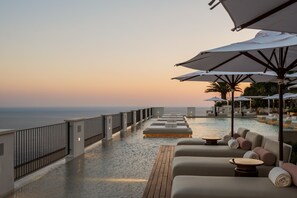 2 piscinas externas, guarda-sóis, espreguiçadeiras