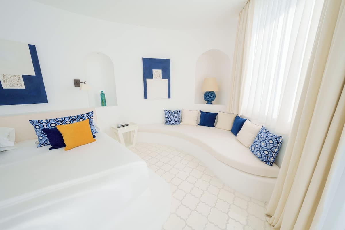 FURORE CORNER SUITE | Premium bedding, down comforters, minibar, in-room safe