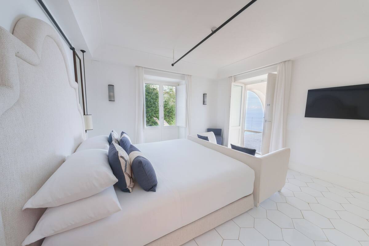 LUXURY SUITE JACUZZI | Sengetøy av topp kvalitet, dundyner, minibar og safe på rommet