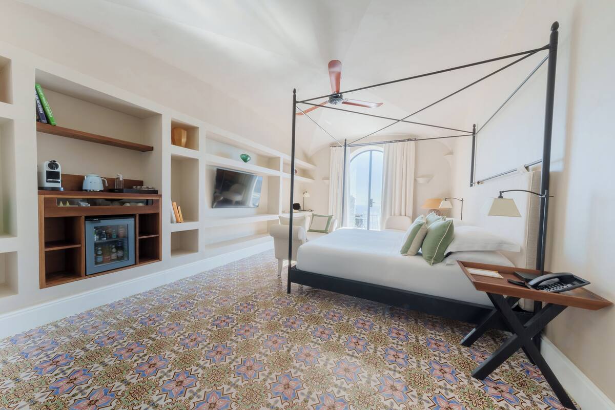 Signature Suite Pool | Sengetøy av topp kvalitet, dundyner, minibar og safe på rommet