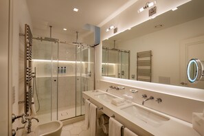 LUXURY SUITE JACUZZI | Bathroom