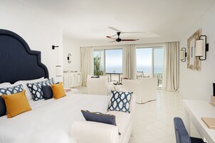 Ropa de cama de alta calidad, cubrecamas y minibar 