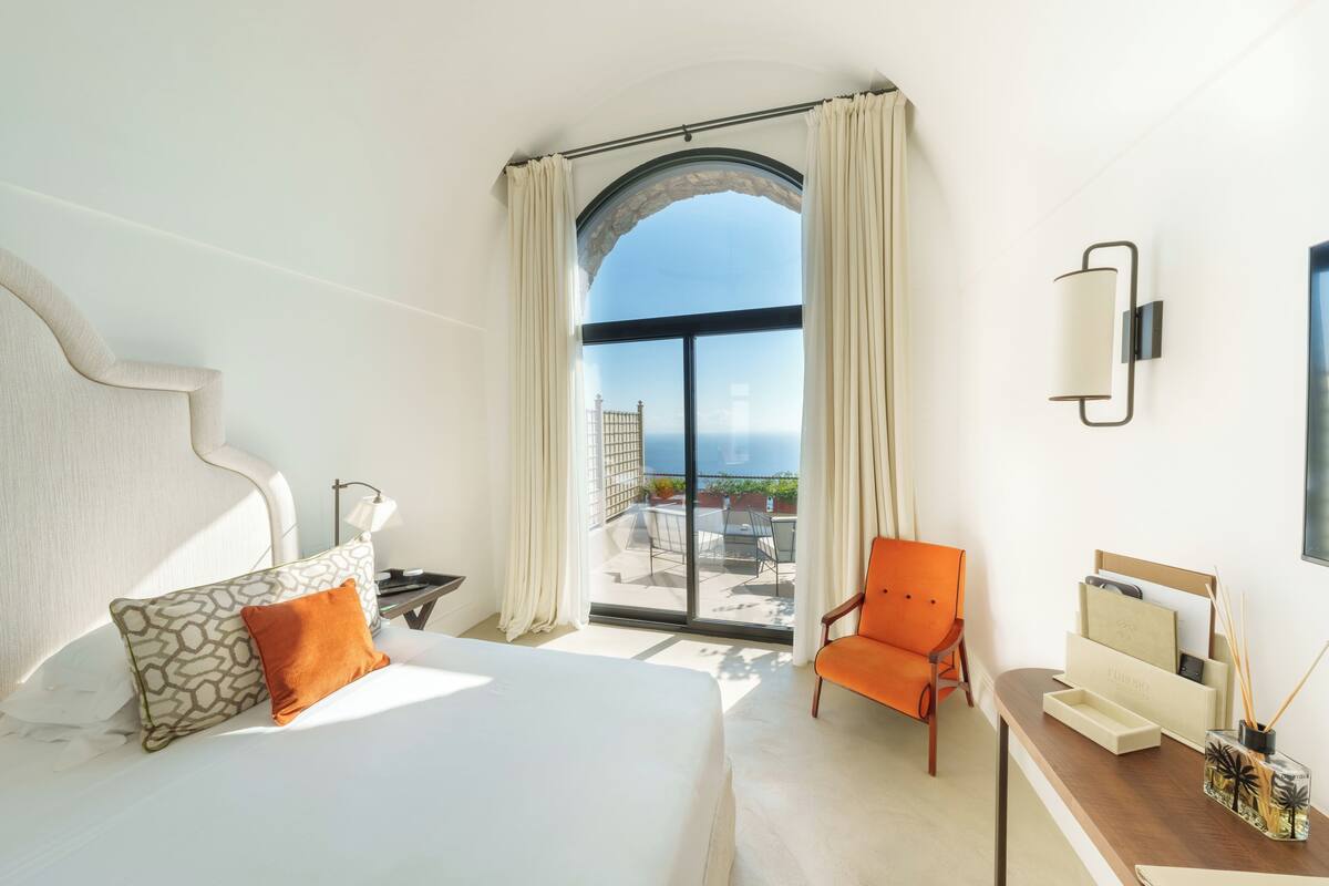 Deluxe Terrace | Sengetøy av topp kvalitet, dundyner, minibar og safe på rommet