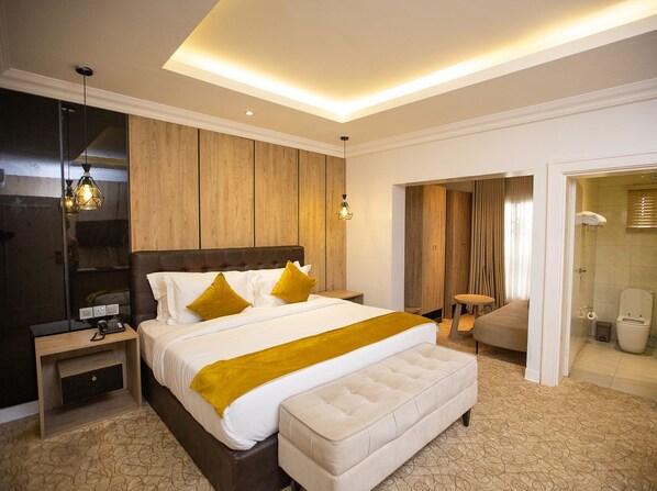 Executive Room | In-room safe, individually decorated, individually furnished, desk