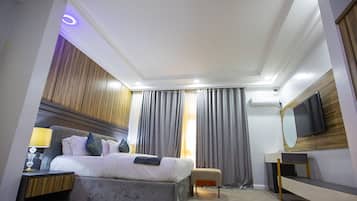 Luxury Suite | In-room safe, individually decorated, individually furnished, desk