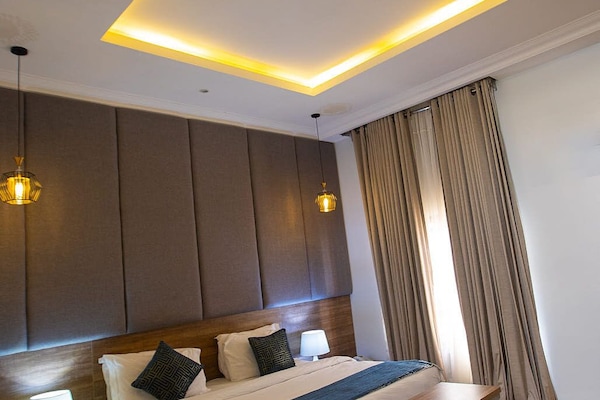 Deluxe Room | 1 bedroom, in-room safe, individually decorated, individually furnished