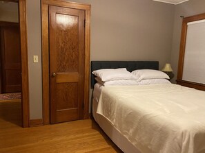 4 bedrooms, iron/ironing board, free WiFi, bed sheets