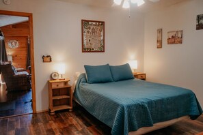 3 makuuhuonetta, työpöytä, internet, vuodevaatteet