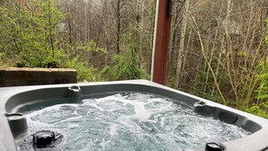 A hot tub with a view of a forested area. - Book now to get your free ticket to Dollywood, Anakeesta, and other venues! (Sevierville)