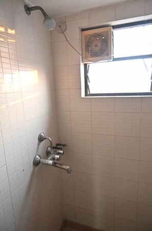 Deluxe Room | Bathroom - Hotel Churuwala Inn (Ranchi)