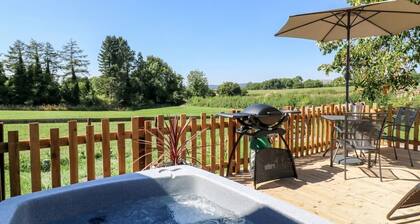 The Wood Shed 5*, Private Hot Tub, Derbyshire Dales/Peak District.