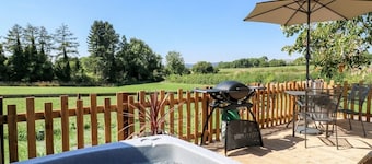 The Wood Shed 5*, Private Hot Tub, Derbyshire Dales/Peak District.