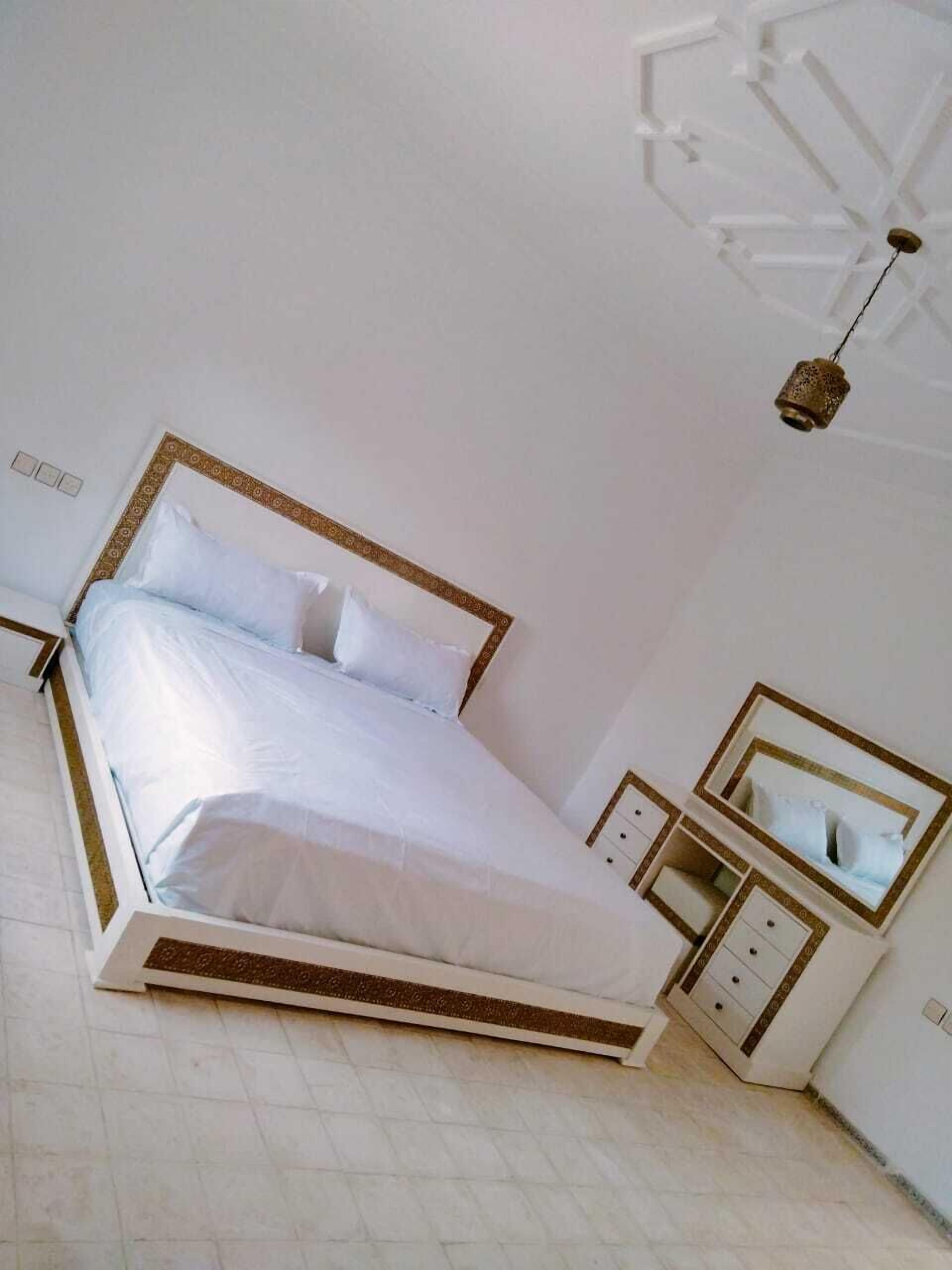 Habitación individual junior | Decoración personalizada, muebles diferentes y escritorio 