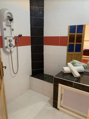 Junior Single Room | Bathroom | Shower, towels