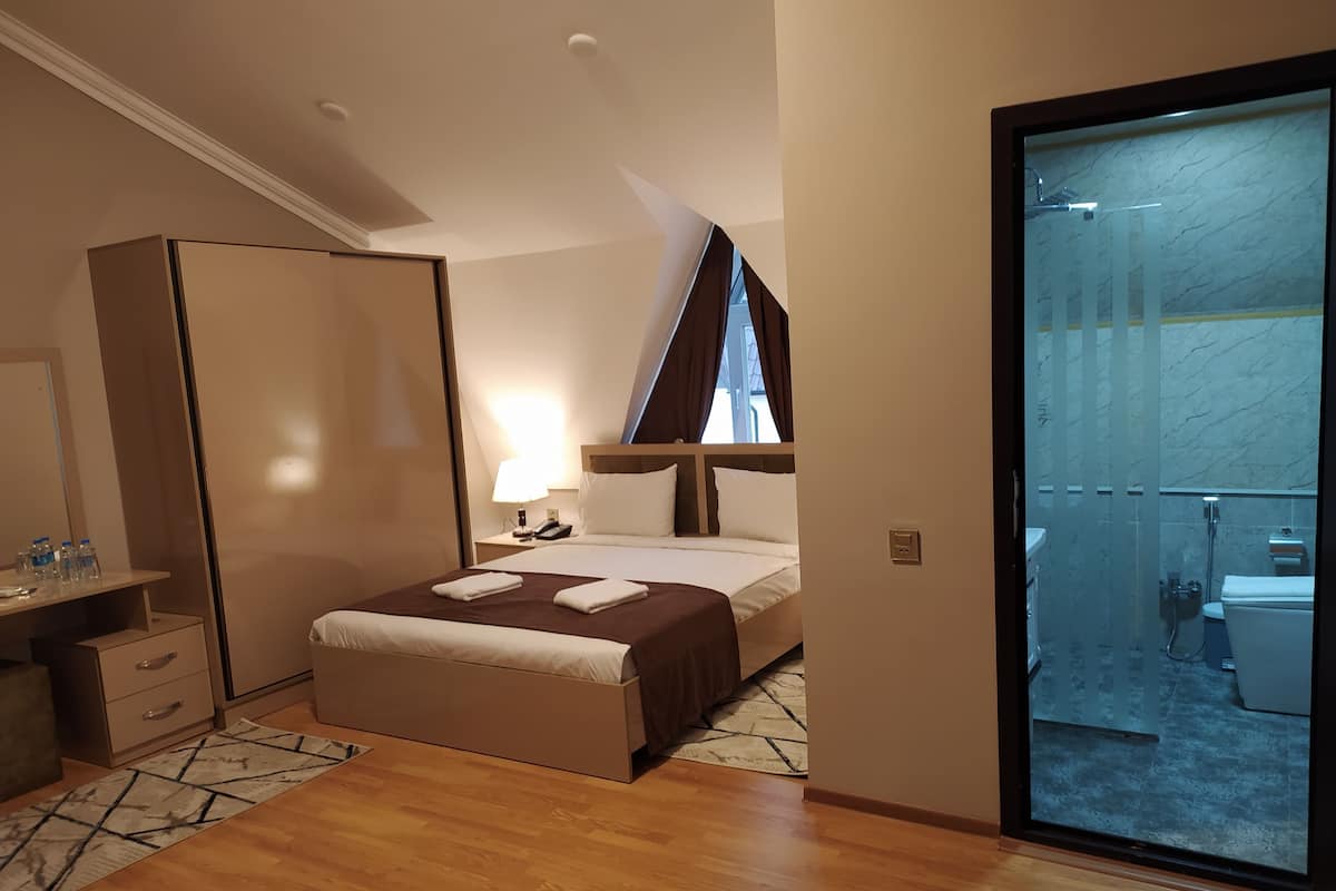Deluxe tweepersoonskamer | Een minibar, wifi, beddengoed