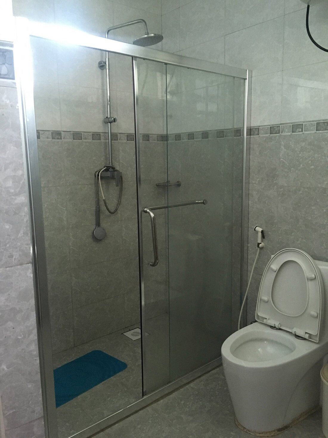 standard double room | bathroom | slippers