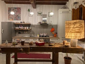 Ofen, Herdplatte, Geschirrspüler, Wasserkocher mit Kaffee-/Teezubehör