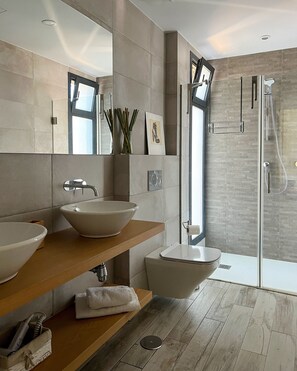 Kylpyamme, hiustenkuivaaja, pyyhkeet