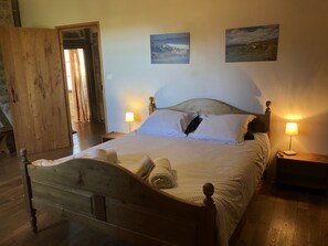 6 bedrooms, iron/ironing board, travel cot, free WiFi - 6 bedroom manor house in large property with pool and garden, games room (Curemonte)