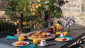 An outdoor dining table with breakfast items, including croissants, strawberries, and orange juice. - 6 bedroom manor house in large property with pool and garden, games room (Curemonte)