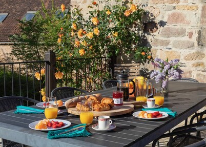 Casa de 6 habitaciones en propiedad grande con piscina y jardín, sala de juegos