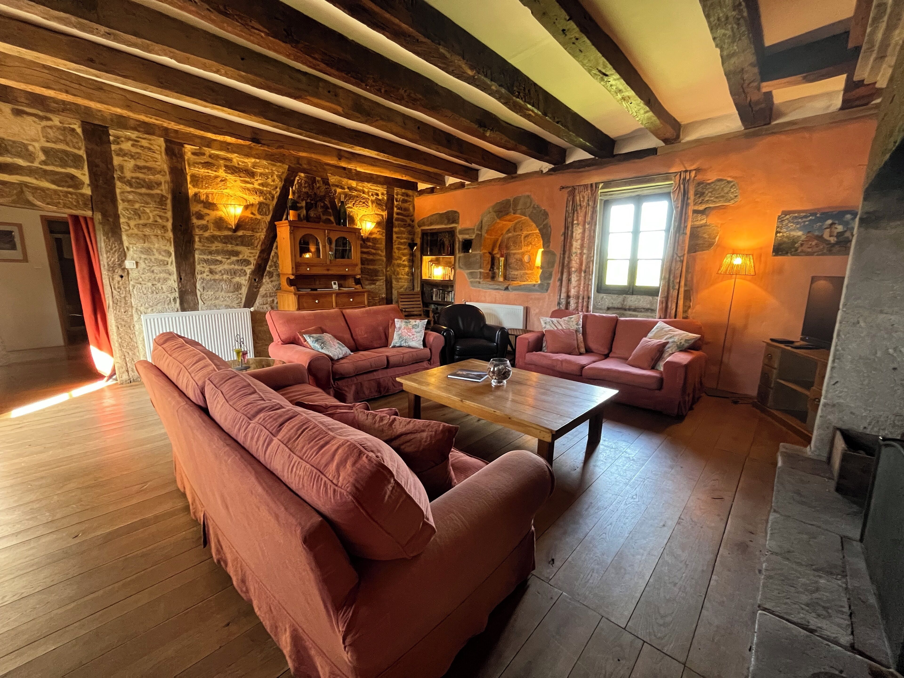 Smart-tv, een open haard, een dvd-speler en tafelvoetbal