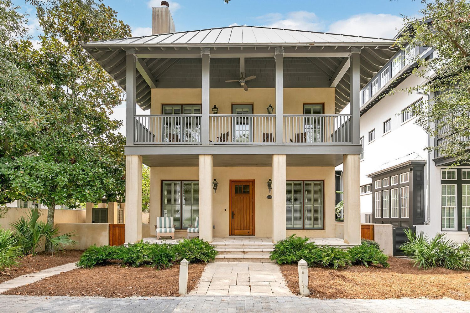 R&B Cottage & Carriage House— Exquisite coastal compound close to Sky pool