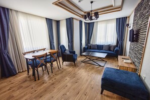 Royal Residence King Mountain View | Opholdsområde | 32-tommers tv med kabelkanaler
