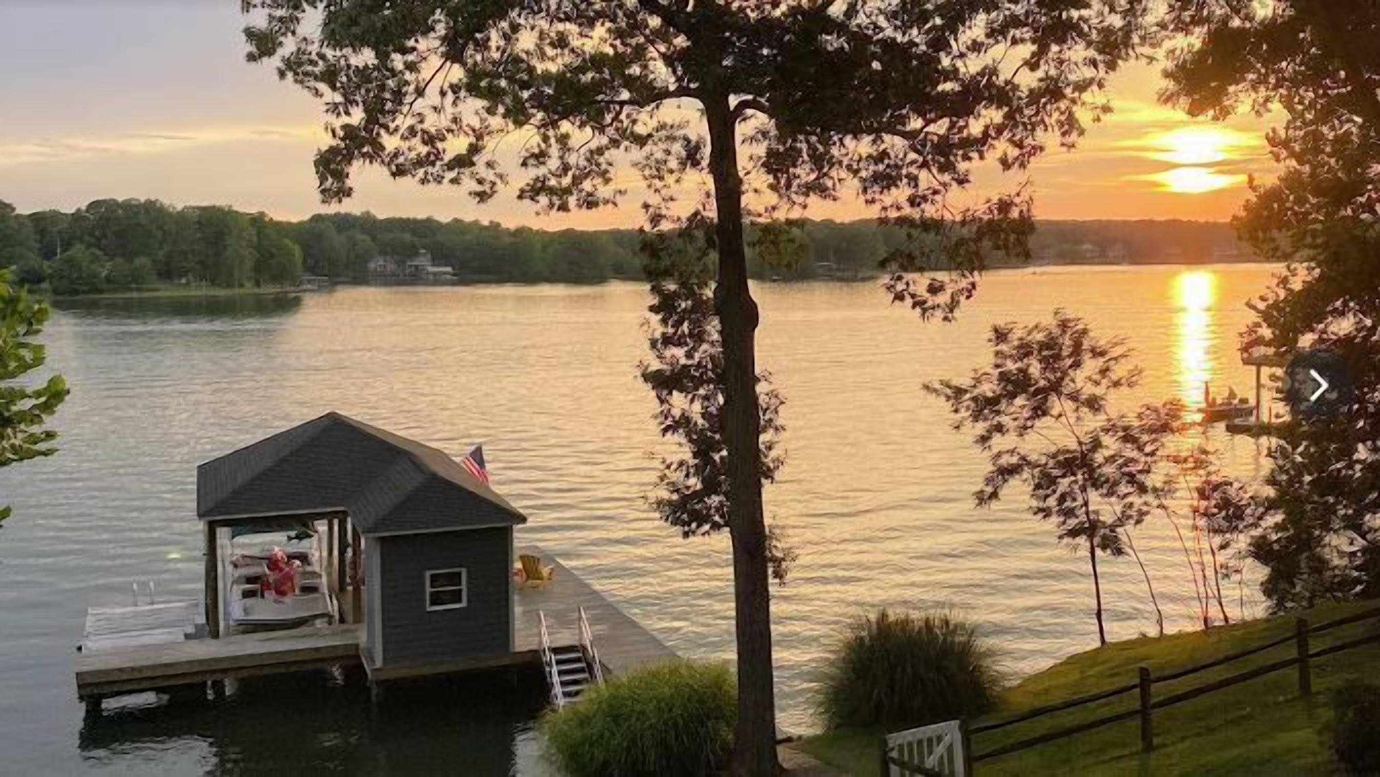 Great Getaway!  DOG FRIENDLY + HOT TUB!  Come Visit 'Piccolo Nido A Lago'!