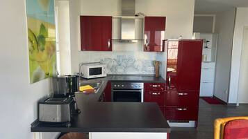 Réfrigérateur, micro-ondes, four, plaque de cuisson