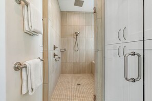 Towels - Beautiful 6 Bedroom, 6 Bath Gulf View Home w/ Private Pool/Pet Friendly too! (Pensacola Beach)