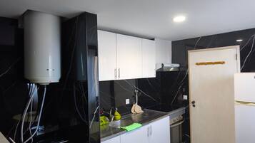 Refrigerador, microondas, horno, placa de cocina