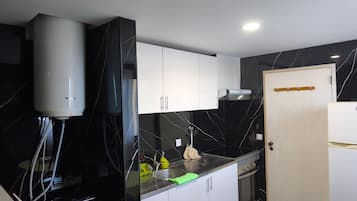 Køleskab, mikrobølgeovn, ovn, kogeplade