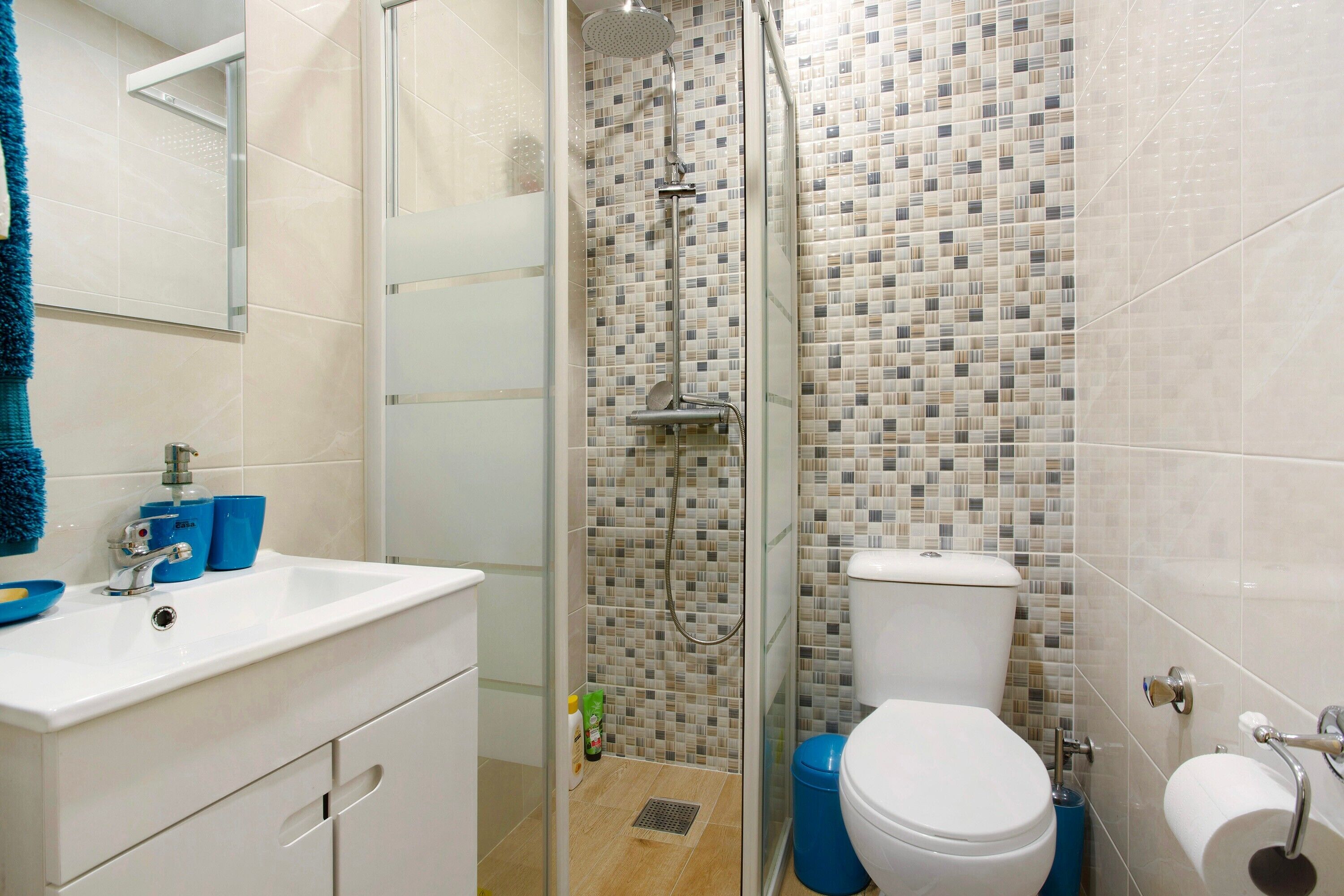 Bathtub, hair dryer, towels