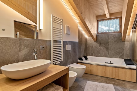 Shower, hair dryer, towels. Majon De Rita Apartment with Mountain View, Hot Tub, and Wi-Fi