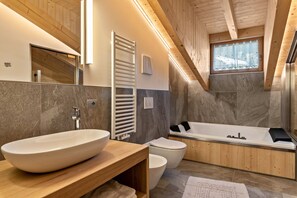 Douche, sèche-cheveux, serviettes fournies