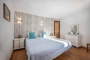 2 bedrooms, iron/ironing board, free WiFi, bed sheets - Apartment 'Amarelo' with Private Terrace, Balcony and Wi-Fi (Odeceixe)