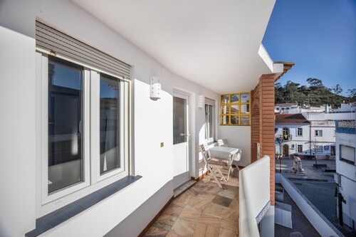 Appartement 'Amarelo' avec terrasse privée, balcon et Wi-Fi