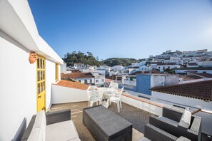 Outdoor dining - Apartment 'Amarelo' with Private Terrace, Balcony and Wi-Fi (Odeceixe)