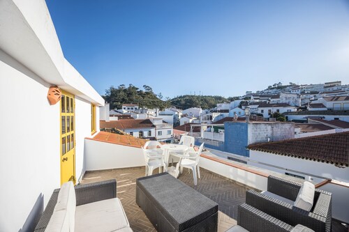 Appartement 'Amarelo' avec terrasse privée, balcon et Wi-Fi