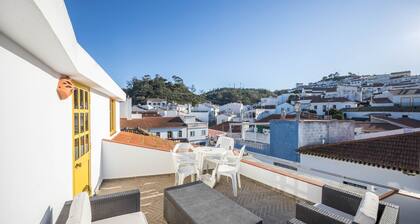 Appartement 'Amarelo' avec terrasse privée, balcon et Wi-Fi