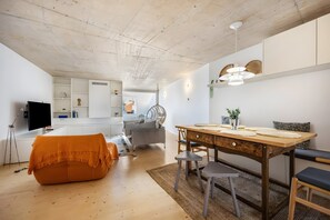 TV - Holiday Home 'Olinda House' with Private Terrace and Air Conditioning (Odeceixe)