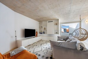 TV - Holiday Home 'Olinda House' with Private Terrace and Air Conditioning (Odeceixe)