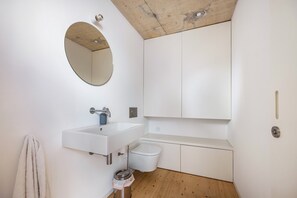 Suihku, hiustenkuivaaja, pyyhkeet