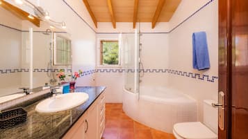 Badewanne, Haartrockner, Handtücher