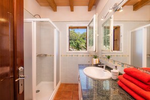 Baignoire, sĂšche-cheveux, serviettes fournies